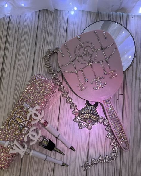 Handheld Mirror Diy Ideas, Diamond Shoes, Bling Ideas, Pink Tumblr Aesthetic, Bling Crafts, Hand Mirror, Diy Mirror, Bling Acrylic Nails, Vs Pink