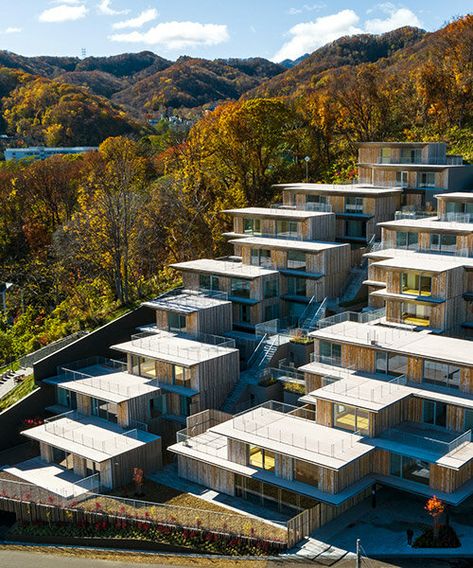 Building On Slope, Kengo Kuma House, Hillside Architecture, Slope Architecture, Kengo Kuma Architecture, Houses On Slopes, Slope House Design, Running Woman, Multigenerational House