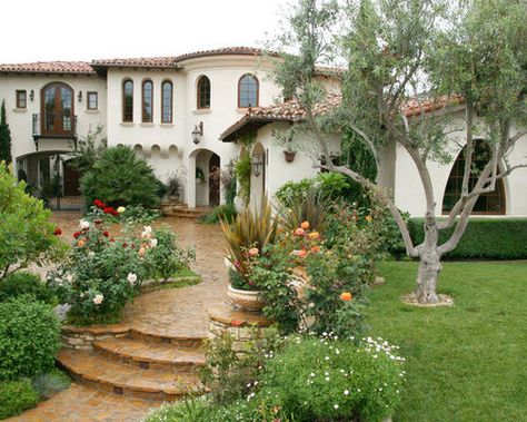 Style Toscan, Mediterranean Homes Exterior, Spanish Homes, Mediterranean Exterior, Spanish Garden, Modern Contemporary Homes, Spanish Mediterranean, Wildlife Garden, Mediterranean Architecture