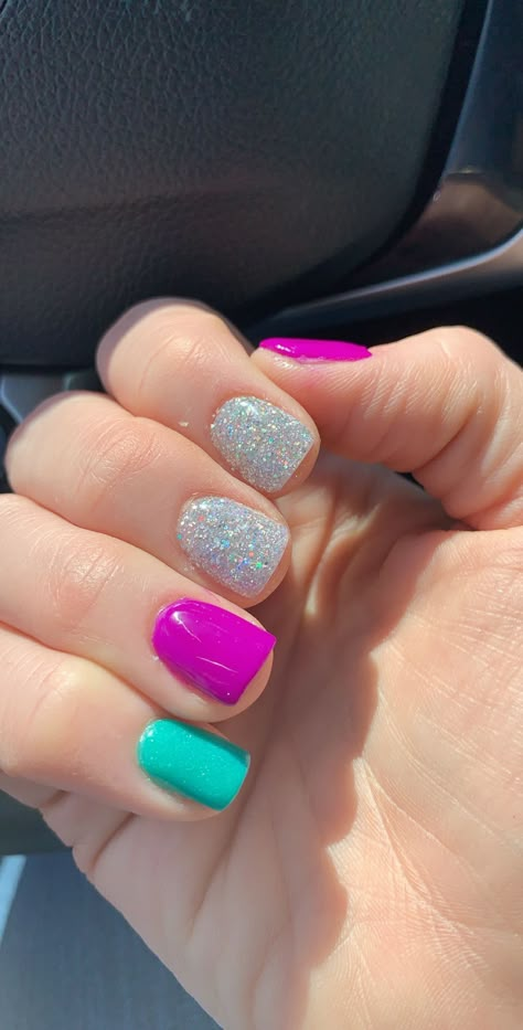 Spring Color Nails Dip, Spring Hard Gel Nails, Blue And Green Dip Nails, Spring Nails Solid Color Dip, Short Nails For The Beach, Spring Nails 2023 Dip Powder, Dip Powder Nail Inspiration, Bright Summer Dip Nails, Cute Dip Nails Ideas Summer