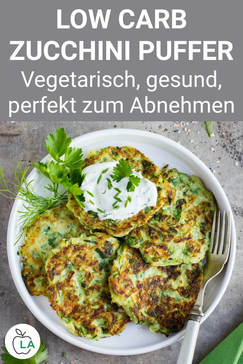 Zucchini Puffer Rezept: Dieses Low Carb Gericht ist gesund, vegetarisch und schnell gemacht. Sieh dir hier das leckere Zucchini-Rezept zum Abnehmen an. Vegan Low Carb, Low Carb Veggie, Spin Bike, Low Carb Meal, Zucchini Puffer, Boiled Egg Diet, Low Carb Low Fat Recipes, Low Carb Zucchini, Boiled Egg Diet Plan