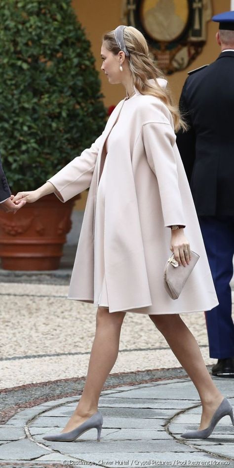 Royal Pregnancy Aesthetic, Princess Beatrice Style, Old Money Pregnant Outfits, Elegant Pregnancy Outfits, Classy Pregnancy Outfits, Celebrity Jeans, Pirate Face, Fashion Competition, Beatrice Borromeo