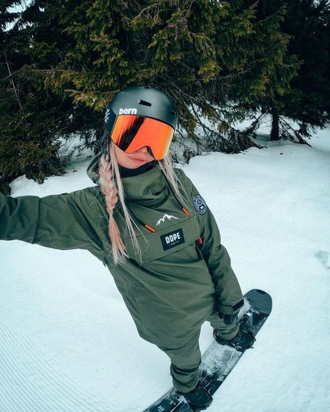 Snow Boarding Gear Woman, Snowboarding Aesthetic Women, Snowboarding Aesthetic Pictures, Women’s Snowboard Outfits, Snowboarding Gear Womens, Ski Trip Dinner Outfit, Snowboard Girl Outfit, Snowboarding Photo Ideas, Snow Boarding Fit