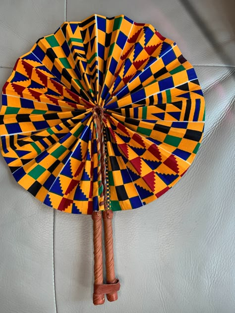 African Gifts Ideas, Ankara Craft Ideas, African Fan, African Wedding Theme, Afrocentric Decor, Graduation Cap And Gown, African Traditional Wedding Dress, African Gifts, Colorful Baskets