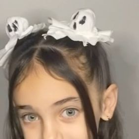 Rachel Mifsud on Instagram: "This is a Must for Halloween Hair 👻👻#viralbuns #hairtips #hair #viralhairvideos #halloween #halloween🎃 #halloweenhair #tip #musttry #minibuns #hairtutorial #ghost #ghostbuns #kidshairstyles #school" Halloween Hairdos For Kids, Ongles Halloween, Ghost Hair, Hear Style, Bump Hairstyles, Girl Pony, Ghost Halloween Costume, Halloween Week, Pigtail Hairstyles