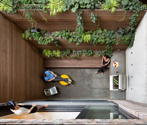 West Village Townhouse, Small City Garden, Small Courtyard, Modern Courtyard, Small Condo, Courtyard Design, Small Courtyards, City Garden, Patio Spaces