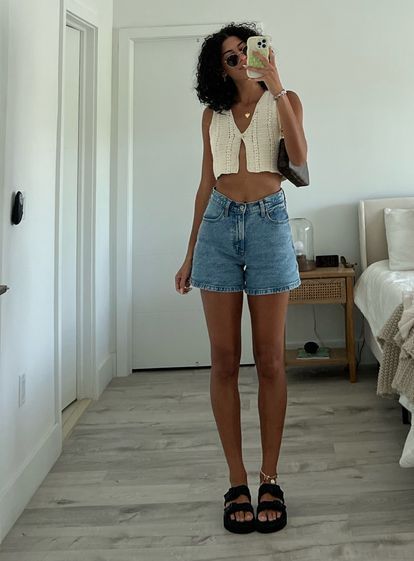 Cute Summer Shopping Outfit, Summer Outfits Simple Casual, La Aesthetic Outfits Summer, Short Girl Summer Outfits, Midi Jean Shorts Outfit, Cute Bbq Outfits Summer Casual, Shorts And A Tank Top Outfit, Causal Vacation Outfits, Black Chunky Sandals Outfit Summer