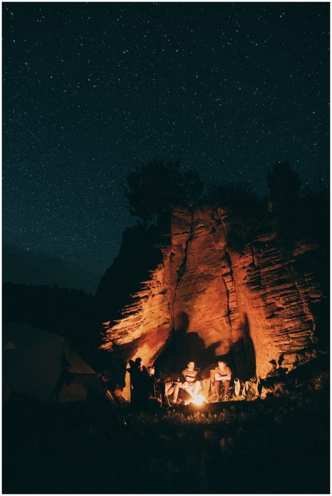 Desert Campfire, Campfire Photography, Campfire Aesthetic, Trips With Friends, Rock Climbing Photography, Painted Staircase, Rock Climbing Outfit, Coast Starlight, Rock Climbing Workout