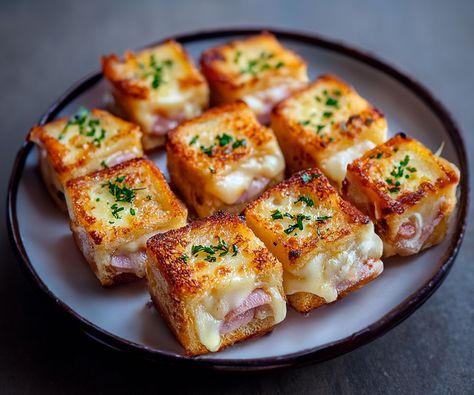 Mini Croque-Monsieur Apéritif : Une Recette Savoureuse et Facile Tapas Party, Canapes Recipes, Paris Brest, Mini Burgers, New Year's Food, Healthy Juice Recipes, Christmas Cooking, Party Food Appetizers, Healthy Juices