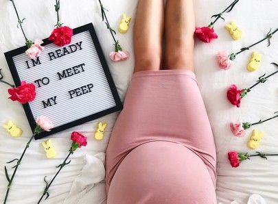 Maternity Shoot Letter Board, Weekly Pregnancy Pictures, Baby Memorabilia, Prego Pics, Baby Announcement Ideas, Pregnancy Husband, Baby Bump Pictures, Pregnancy Belly Photos, Easter Week