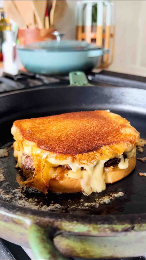 Truffle Smash Burger Grilled Cheese - Grilled Cheese Social Grilled Cheese Social, Burger Grilled Cheese, Truffle Mayo, Truffle Burger, Cheese Game, Smash Burger Recipe, Grill Cheese, Creamy Pesto Pasta, Burger Patty