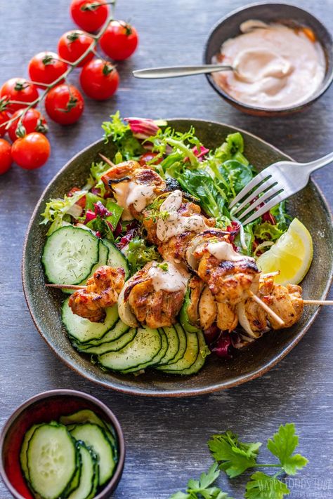 Grilled Chicken Kabobs with Salad Chicken Kabob Salad, Chicken Skewer Salad, Kebab Bowl, Grilled Fajita Chicken, Sandwich Kabobs, Kebab Salad, Beef Kabab, Recipe For Grilled Chicken, Chicken Kabob Recipes