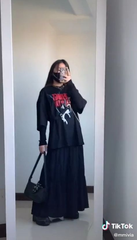 Masculine Long Skirt Outfits, Long Black Skirt Grunge, Long Skirt Big Shirt, Basic Black Dress Outfit, Masculine Skirt Outfit, Black Tunic Dress Outfit, Long Black Skirt Outfit Aesthetic, Black Skirt Outfit Aesthetic, Long Black Dress Outfit