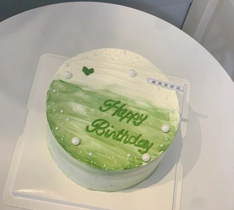 Green Cake Aesthetic Korean, Green Birthday Cakes Aesthetic, Pastel Green Cake Simple, Green Aesthetic Cake, Green Bento Cake, Green Cake Decoration, Birthday Cake Aesthetic Green, Green Cake Aesthetic, Design Kue