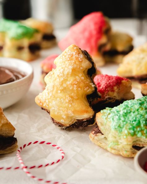 These fun and festive treats are a quick and easy dessert recipe for the holidays! 3 ingredients is all you need to make these Puff Pastry Christmas Trees with Nutella. Use your favorite holiday cookie cutter if you don’t have a Christmas tree shape. Feel free to substitute the Nutella for another flavor or favorite spread. Yields 15 puff pastry treats. | kickassbaker.com Nutella Christmas Tree, Nutella Christmas, Puff Pastry Christmas, Puff Pastry Treats, Pastry Christmas, Nutella Puff Pastry, Pastry Treats, Christmas Crafts Food, Festive Baking