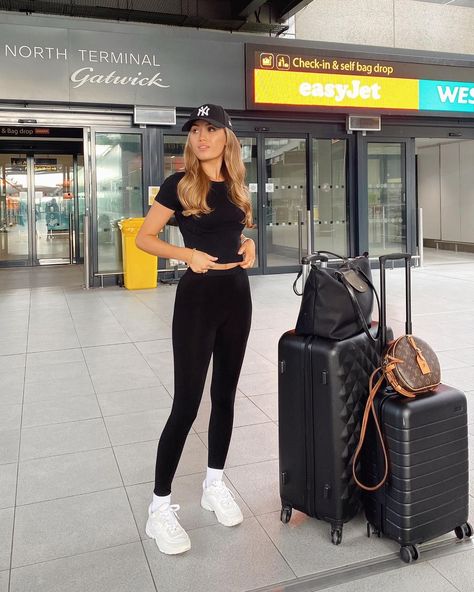 Stylish Airport Outfits, Kate Hutchins, Airport Outfit Ideas, Airport Outfit Summer, Mom And Baby Outfits, Flight Outfit, Outfit Sporty, Dubai Outfits, Lux Fashion