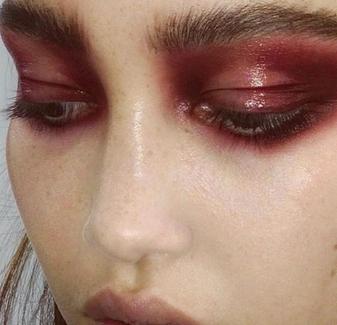 . Editorial Make-up, Berry Makeup, Red Eye Makeup, Glossy Makeup, Smink Inspiration, Runway Makeup, Red Eye, Kesha, Make Up Looks