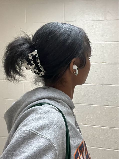 Claw Clip Hairstyles Relaxed Hair, Claw Clip Hairstyles Short Hair Straight, Short Silk Press Styles, Cute Hairstyles For Old Silk Press, Short Relaxed Hair Styles, Claw Clip Silk Press, Hairstyles Slik Press, Silk Press Natural Hairstyles, Short Bob Silk Press