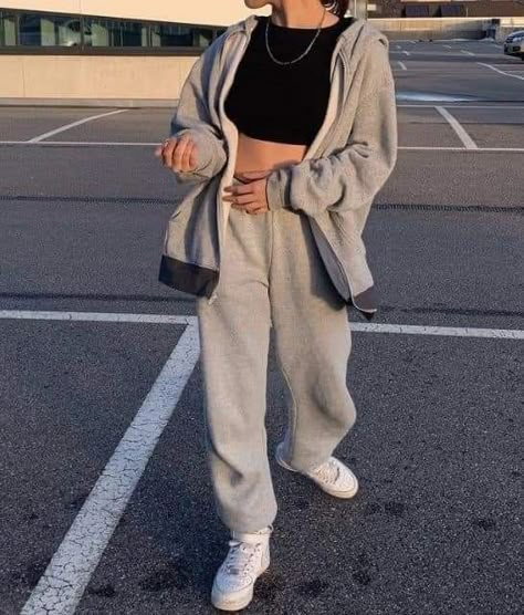 Gray Adidas Sweatpants Outfit, Casual Winter Outfits Comfy Sweats, How To Style Grey Sweatpants For School, Jogger Gris Outfit, Gray Tracksuit Outfit, Sweats Outfit Aesthetic, Brigid Aesthetic, Aesthetic Outfits With Sweatpants, Gray Sweatpants Outfit Winter