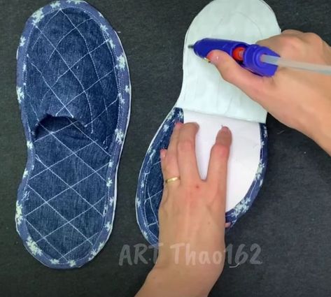 Cheap DIY slippers easy tutorial Denim Slippers Diy Old Jeans, Denim Slides Diy, Diy Slippers Easy, Denim Slippers, How To Make Slippers, Diy Footwear, Sewing Slippers, Old Jeans Recycle, Recycling Activities