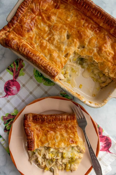 Chicken Pie Recipe Easy, Chicken And Leeks, Crockpot Shredded Chicken Tacos, Chicken And Leek Pie, Chicken Pie Recipe, Leek Pie, Savory Pies Recipes, Leek Recipes, Hp Sauce