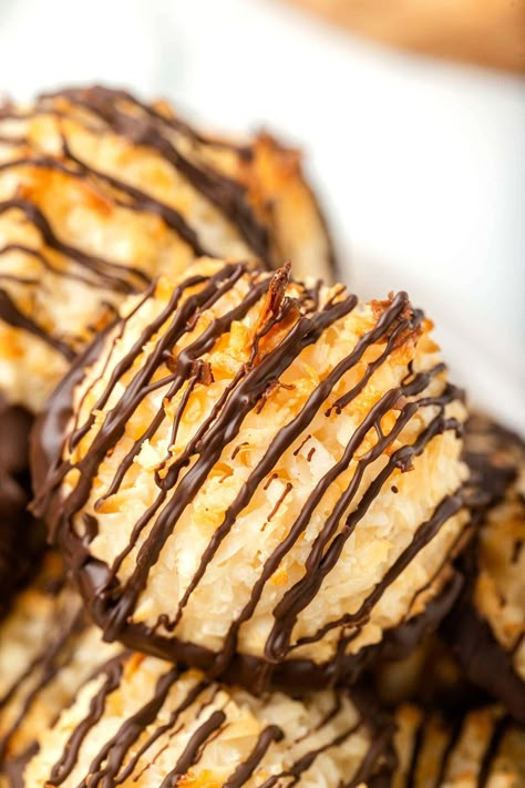 Coconut Macaroons Macaroon Coconut Recipe, Chewy Coconut Macaroons, Toasted Coconut Macarons, Coconut Maccarone Recipes, Coconut Cream Balls Recipe, Easy Macaroons Recipe 4 Ingredients, Best Macaroon Recipe, Macarons Coconut, Coconut Macroons