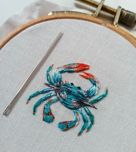 Embroidered Hats Ideas, Crab Embroidery, Tiny Embroidery, Nautical Embroidery, Brooch Embroidery, Animals Embroidery, Pretty Embroidery, Handmade Embroidery Designs, Embroidery Works