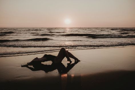 Vacay Photoshoot Ideas, Outdoor Boudiour Ideas Lake, Wet Beach Photoshoot, Evening Beach Photoshoot, Outdoor Boudiour Ideas Beach, Outdoor Boidour Poses, Water Bourdier Photoshoot, Outdoor Boudiour Ideas Water, Beach Model Photoshoot Poses