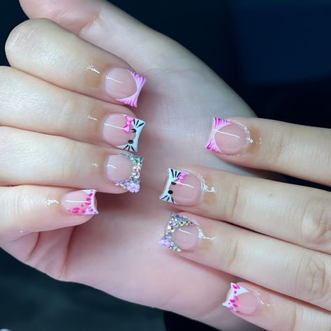 Cute hello kitty shortiessss ✨ Hello Kitty Nail Ideas Short, Short And Simple Nail Designs, Short Hello Kitty French Tips, Nails Inspo For Birthday, Halloween Nails Short Hello Kitty, Hello Kitty Nails Art Short, Cute Short Acrylic Nails Hello Kitty, Hello Kitty Nail Designs Short, Shorties Nails Hello Kitty