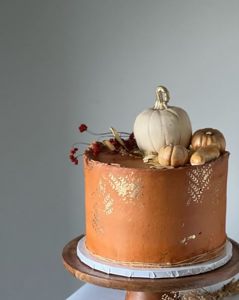 November Cake Ideas, Halloween Cake Ideas Birthday, Fall Decorated Cakes, Autumn Cake Decorating, Autumn Cake Ideas Birthday, Fall Themed Cakes, Gold Buttercream Cake, Autumn Birthday Cake, Fall Cake Designs