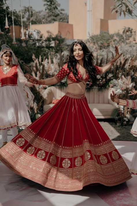 Intimate Farmhouse Wedding In Ahmedabad With A Minimal, Beautiful Bride | WedMeGood Bridal Lehenga Minimal, Beautiful Wedding Lehenga, Minimal Wedding Lehenga, Minimal Red Bridal Lehenga, Indian Wedding Bride Dress, Traditional Wedding Lehenga, Bridal Panetar Wedding Bride, Wedding Lehenga Red Bridal, Red Lehenga Simple Indian Weddings