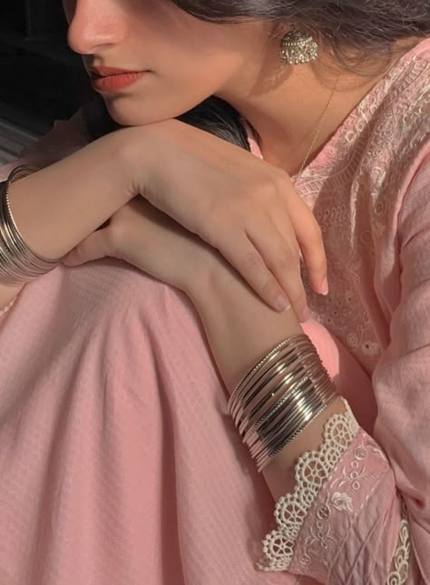 Aesthetic Desi Emoji Combo, Kurta Asthetic Pics, Desi Coquette Core, Desi Outfits Aesthetic, Traditional Pics Ideas, Pink Indian Aesthetic, Eid Pics Poses, Images Terrifiantes, South Asian Aesthetic