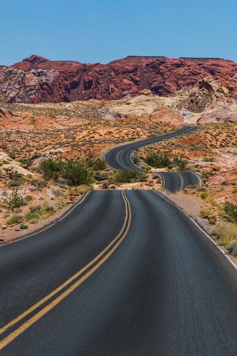 14 Best Stops on a Road Trip from Las Vegas to LA - Sure, you can cover the distance from Vegas to LA in four hours flat. But we prefer the slower route: a four-day itinerary that takes in the mountains, the deserts, and the quirky, curbside attractions that define life lived on the open road. Highway Pics, Road Trip From Las Vegas, Los Angeles Road Trip, National Parks America, Desert Highway, Beautiful Roads, Valley Of Fire, Usa Travel Destinations, Beautiful Places In The World