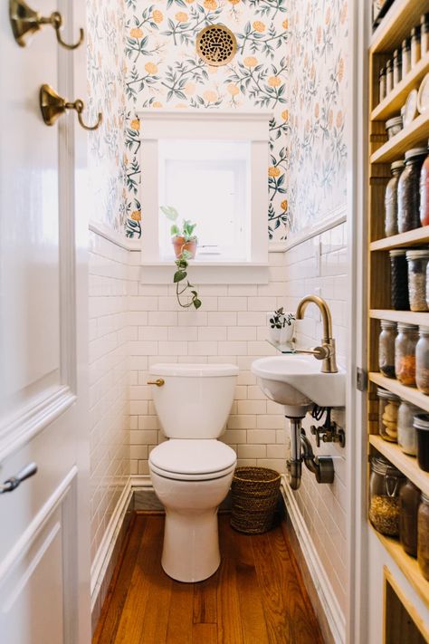 Side Sink, Bathroom Gold, Wallpaper Bathroom, Narrow Bathroom, Downstairs Loo, Bad Inspiration, Wallpaper Floral, Small Toilet, Tiny Bathrooms