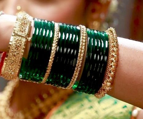 Green Chooda Maharashtrian, Green Bangles Maharashtrian, Green Bangles Set For Bride, Bride Bangles, Bangles Ideas, Kay Jewelers Engagement Rings, Khan Khan, Saree Pattern, Silver Payal