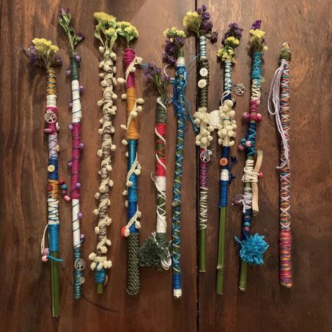 Yarn Twig Crafts, Outdoor Yard Crafts Easy Diy, Nature Wands Diy, Nature Birthday Party Crafts, Crafts With Things From Nature, What To Do With Bamboo Sticks Ideas, Forest School Party Ideas, Wildschooling Ideas, Forest School Party