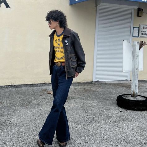 70s Bell Bottoms Outfits Men, Flare Jeans Men Outfit, Bell Bottom Jeans Outfit Men, Mens Bell Bottom Jeans, Bootcut Jeans Men, 70s Men Fashion, Flair Jeans Outfit, 70s Fashion Men, Bootcut Jeans Outfit