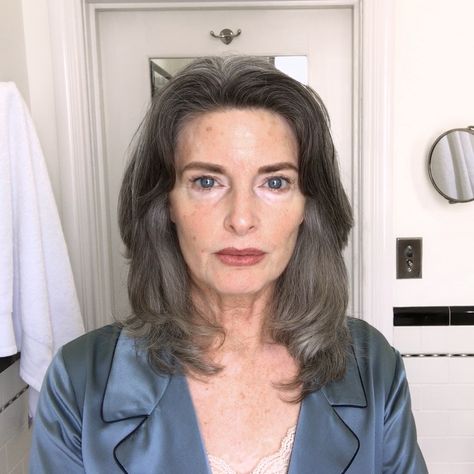 Watch This ’80s Supermodel’s Spectacular Age-Defying Beauty Routine Joan Severance, 1980s Vogue, Vogue Youtube, Minimalist Beauty Routine, Night Beauty Routine, Korean Beauty Secrets, Skin Care Routine For 20s, Beauty Night, Routine Tips