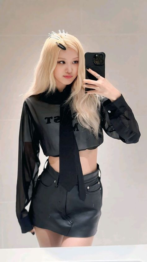 Rosé From Blackpink, Rosé Fashion Style, Fotos Do Blackpink, Rosé With Celebrities, Rose Blackpink Pics, Rose Blackpink Outfit, Blackpink Cute Pics, Contemporary Choreography, Rose Blackpink Aesthetic