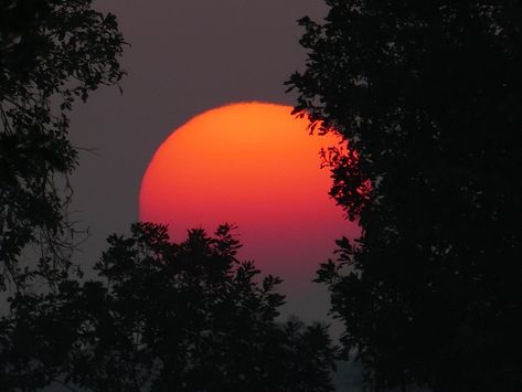 Puesta Del Sol, Rojo, Cielo, Resplandor Crepuscular Photography Ideas At Home, Photo Editor App, Zen Meditation, Instant Photos, Photography Tips For Beginners, Evening Sky, Amazing Sunsets, Daily Meditation, White Clouds