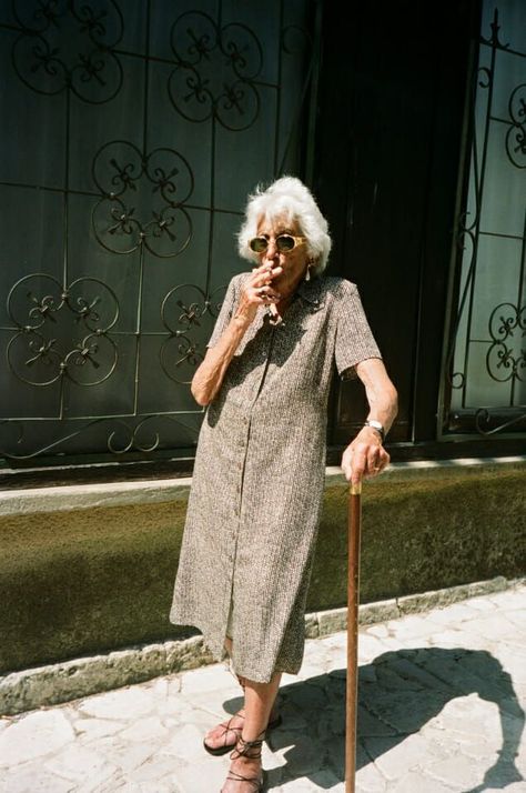 Modern Sandals, Artist Models, Old Woman, Old People, Black Sandals, Smiley, Street Photography, Persona, Fashion Inspo