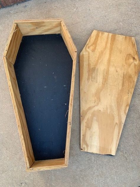 Coffin Cooler Diy, Mini Coffin Box Diy, Diy Coffin Halloween, Diy Coffin Shelf, Diy Halloween Coffin, Halloween Coffin Decoration, Coffin Diy, Plywood Crafts, Diy Coffin