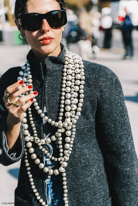 How To Wear Pearls, Pfw Street Style, Wear Pearls, Chanel Necklace, Moda Paris, Collage Vintage, Rocker Chic, Fashion Week Street Style, Harpers Bazaar