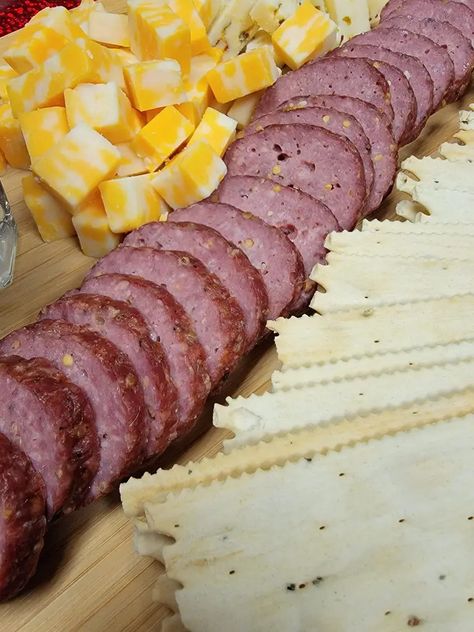 Homemade Summer Sausage, Farmer Sausage, Summer Sausage Recipes, Cured Meat Recipes, Sausage Making Recipes, Home Made Sausage, Homemade Sausage Recipes, Summer Sausage, Bug Killer