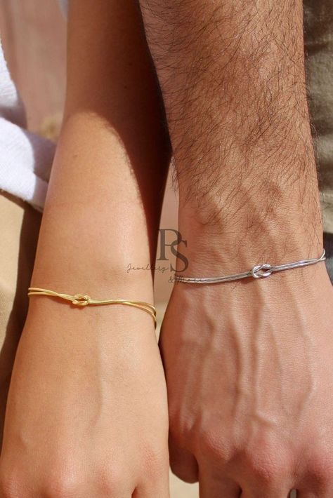 Outfit For Match Day, Love Knot Jewelry, Couple Bracelets Aesthetic, Matching Couple Jewelry, Love Knot Bracelet, خواتم خطوبة, Bracelet Valentines, Couples Jewelry, Jewelry Couple