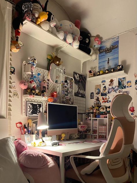 Desk Inspo Grunge, Tokyo Style Room, Art Desk Inspiration, Room Ideas Messy, Otaku Room Ideas Bedrooms, Japan Room Aesthetic, Anime Desk Setup, Otaku Room Decor, Desk Setup Bedroom