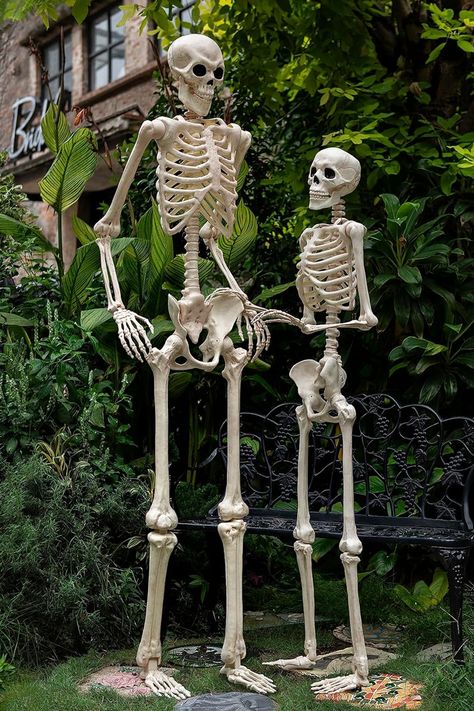 Skelton Ideas, Posing Skeletons, Skeletons Doing Things, Outside Halloween Decor, Trick Or Treat Decorations, Halloween Camping Decorations, Halloween Zoo, Halloween Decorations Uk, Lady Skeleton