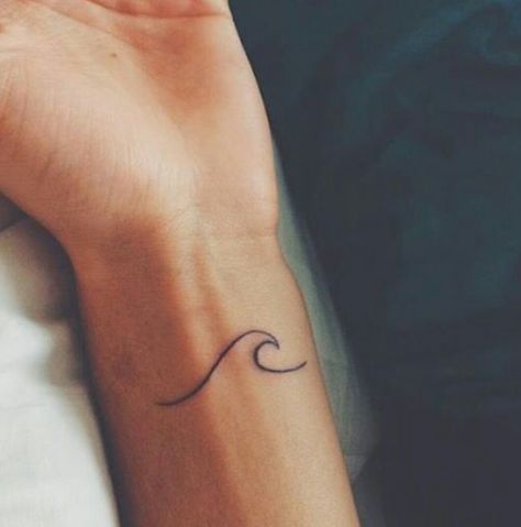 Aloha Tattoo, Hanna Tattoo, Wave Tattoo Wrist, Ocean Wave Tattoo, Simple Wave Tattoo, Alas Tattoo, Small Wave Tattoo, Inspi Photo, Wave Tattoo Design