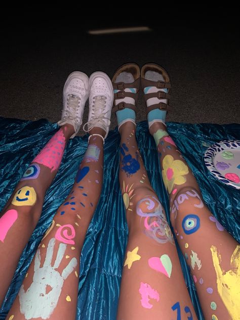 Hand Print On Legs Paint, Painting Legs Ideas, Things To Paint On Ur Leg, Painting On Legs Aesthetic, Neon Paint On Body Ideas, Preppy Leg Painting, Paint Twister Aesthetic, Neon Leg Paint, Painted Legs Body Art