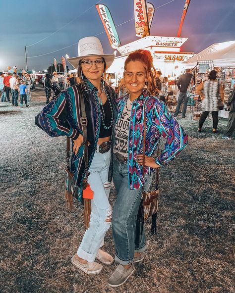 Pearl Snap Outfit, Western Going Out Outfit, Fancy Western Outfits, Neon Cowgirl, Livestock Photography, Rodeo Fits, Pictures I Want To Recreate, Nfr Outfits, Drippy Fits